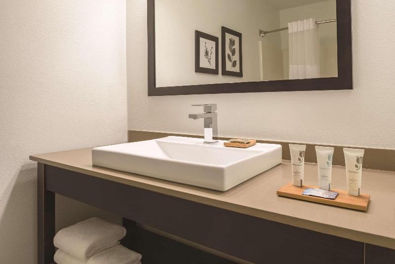 Люкс Адаптированный для Инвалидов, Country Inn & Suites By Radisson, Waterloo, Ia