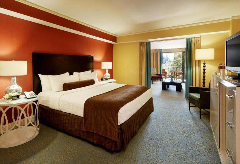 キングサイズベッドのスイートルーム, Crowne Plaza Cabana Hotel, An Ihg