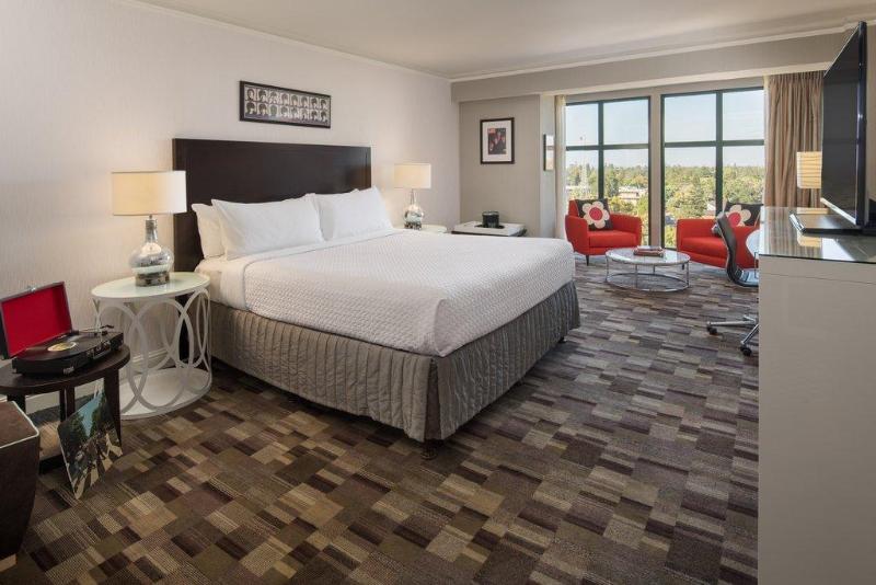 キングサイズベッドのスタンダードルーム, Crowne Plaza Cabana Hotel, An Ihg