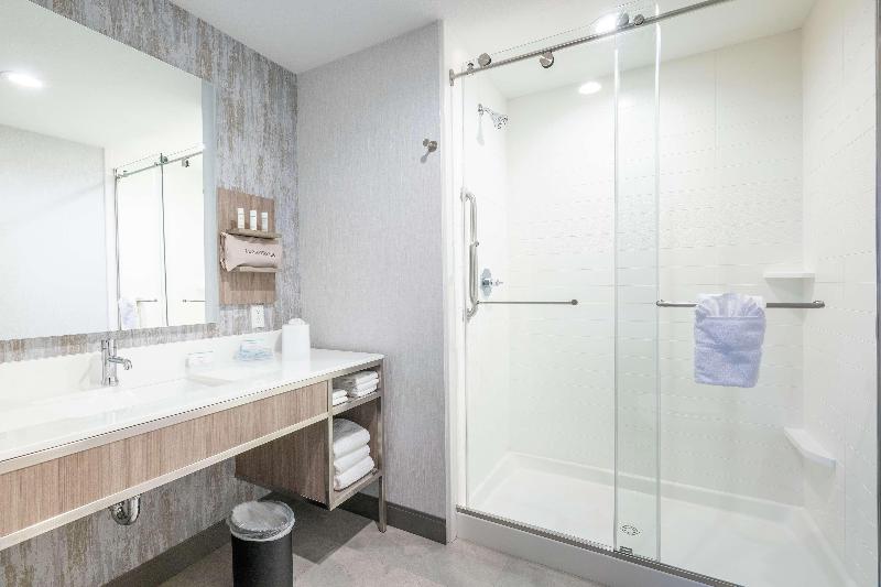 اتاق استاندارد با تخت بزرگ, Hilton Garden Inn Wichita Downtown