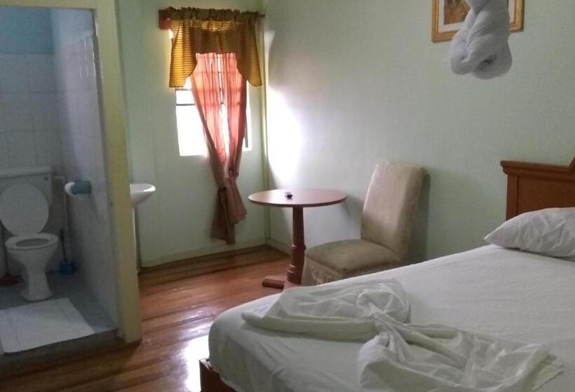 اتاق اکونومی, Ms. Holder's Comfort Villa