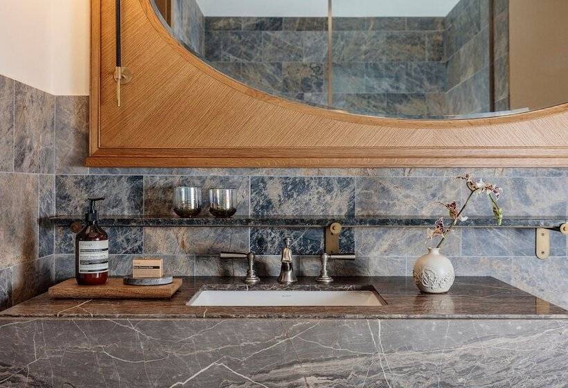 Номер Premium с Балконом, Austin Proper Hotel, A Member Of Design Hotels