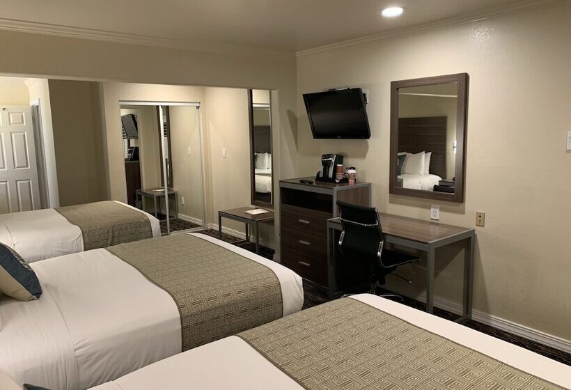 Семейный Номер, El Castell Motel