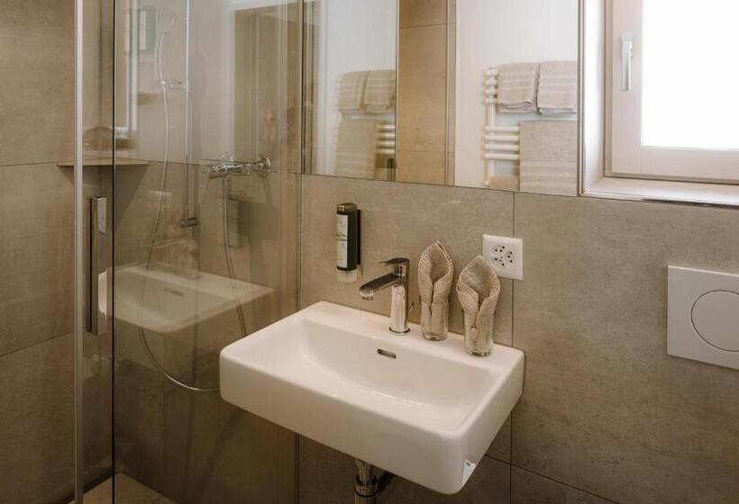 اتاق استاندارد با بالکن, Berghotel Engstligenalp