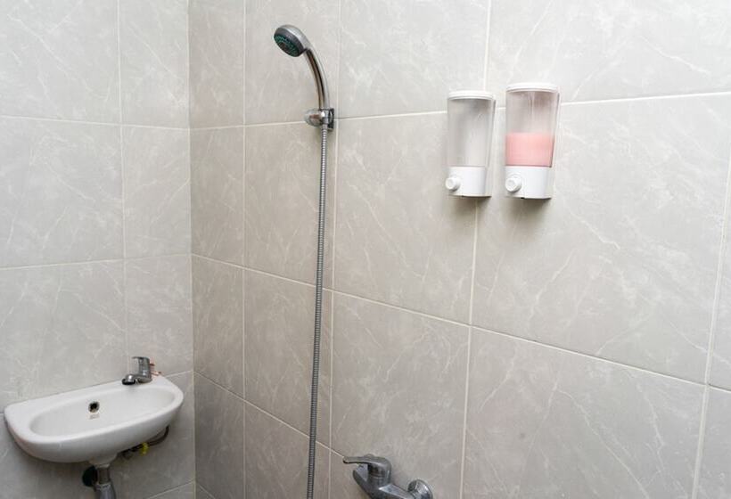 اتاق خانوادگی, Reddoorz Near Setrasari Mall 4