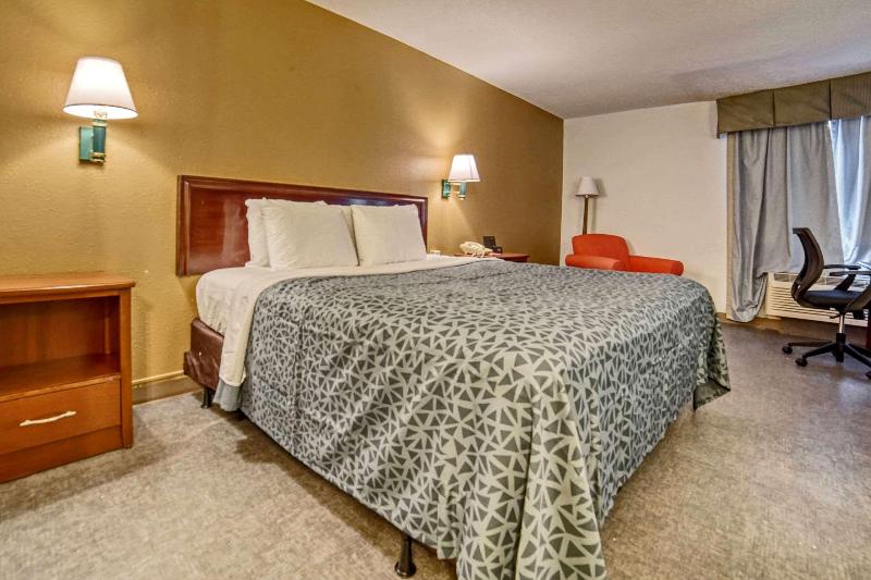 Стандартный Номер Кровать Кинг, Econo Lodge Raleigh Near Walnut Creek Amphitheatre