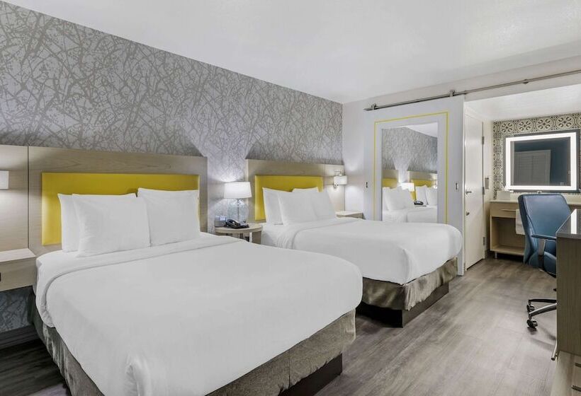 带2个双人床的标准工作室, Hillstone Inn Tulare, Ascend Hotel Collection