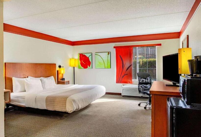 Номер Deluxe Кровать Кинг, La Quinta By Wyndham Raleigh Crabtree