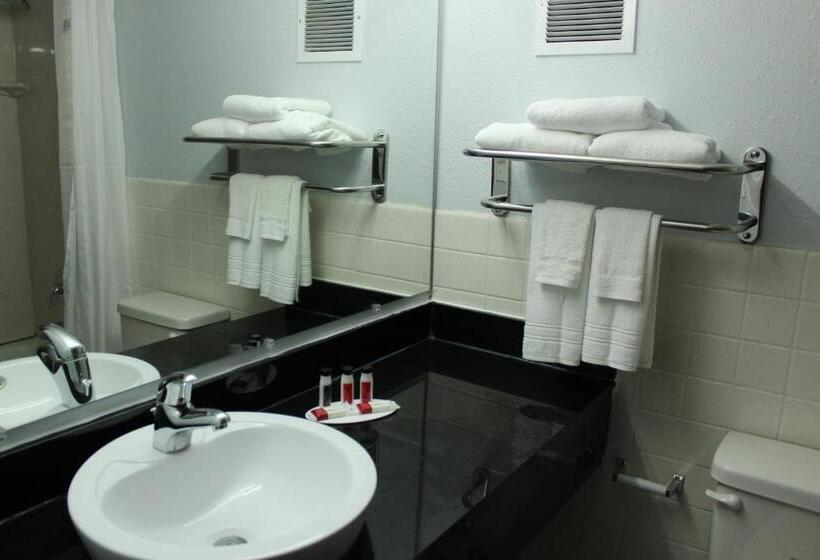 Студия Deluxe, Travelodge By Wyndham Water S Edge Hotel   Racine