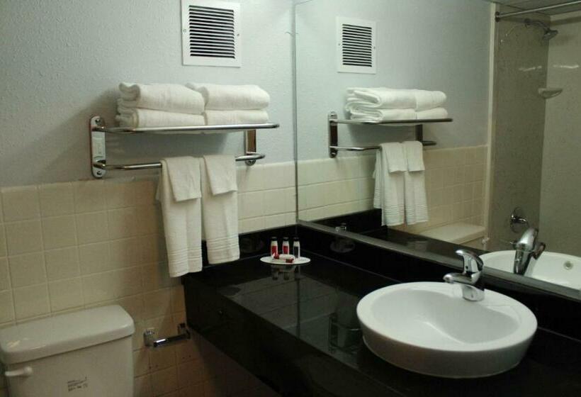 Номер Стандарт, Travelodge By Wyndham Water S Edge Hotel   Racine