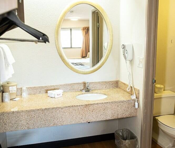 Номер Deluxe, Red Roof Inn Rochester  Henrietta