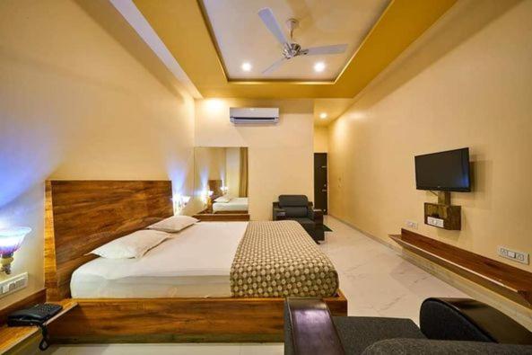 Семейный Номер, Saptarang Residency Panhala