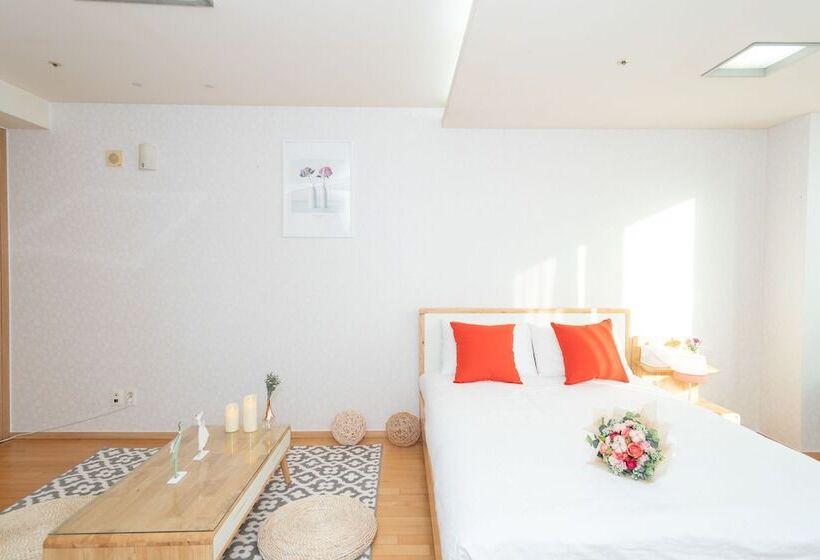 غرفة أساسية, Airport Capsule Hotel Fly Me To The Moon