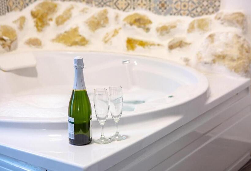 Полулюкс, Fortress Jacuzzi Suites
