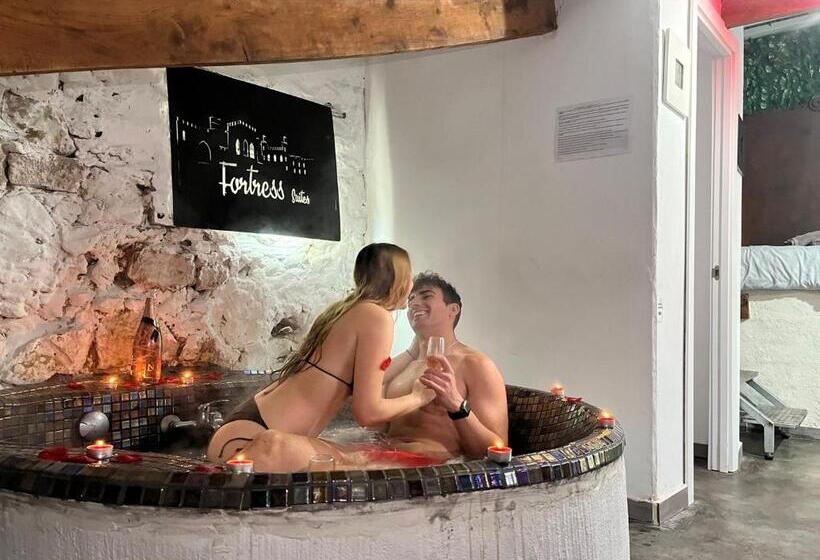高级套房, Fortress Jacuzzi Suites