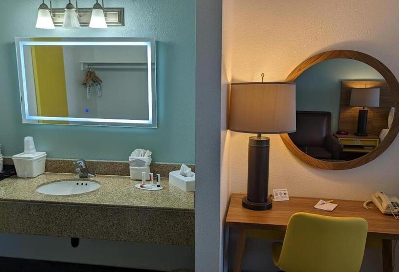 Engelliler için Büyük Çift Kişilik Yataklı Standart Oda, Days Inn By Wyndham Lake Havasu