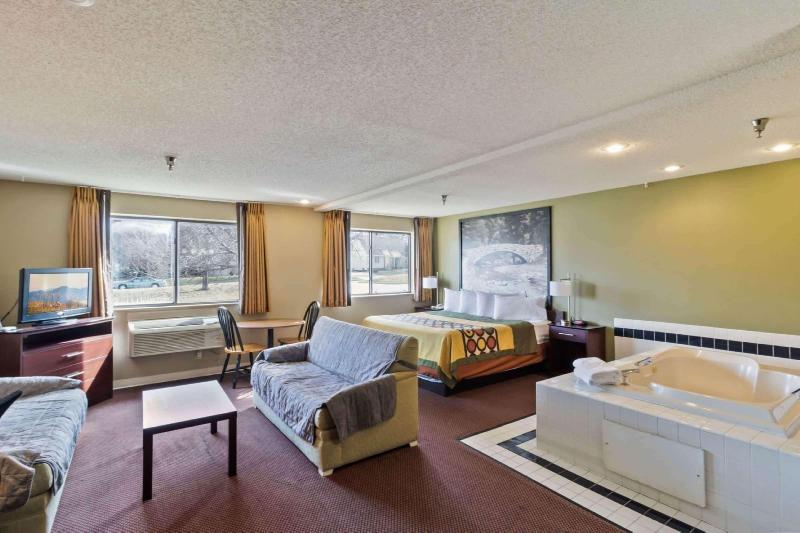Люкс Кровать Кинг, Super 8 By Wyndham Ankeny/des Moines Area