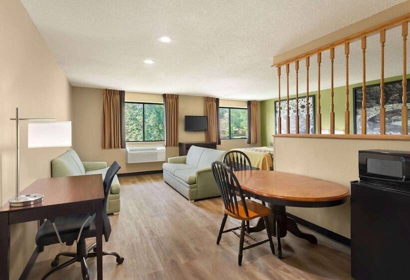 Люкс, Super 8 By Wyndham Ankeny/des Moines Area