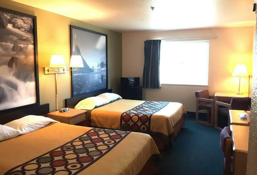 Номер Deluxe, Super 8 By Wyndham Hamilton