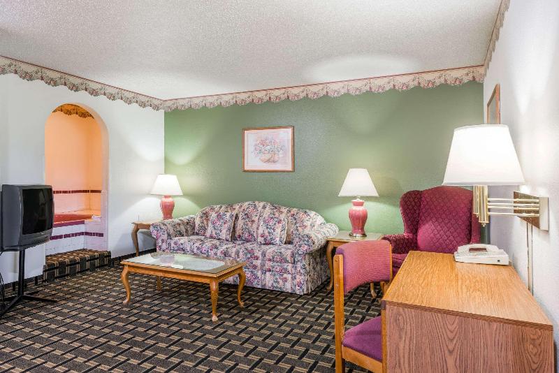Люкс Кровать Кинг, Super 8 By Wyndham Coshocton Roscoe Village