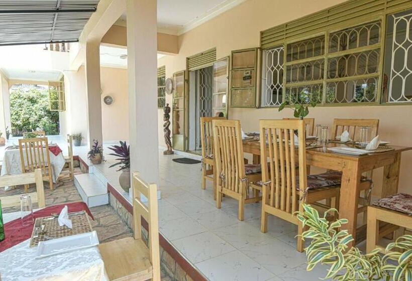 اتاق لوکس سه تخته, Cycad Entebbe Guest House