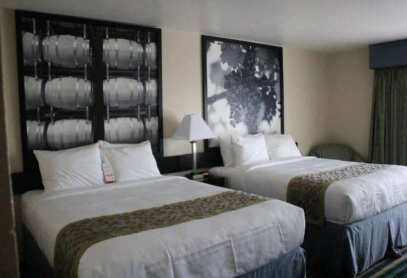Люкс, Super 8 By Wyndham Vallejo/napa Valley