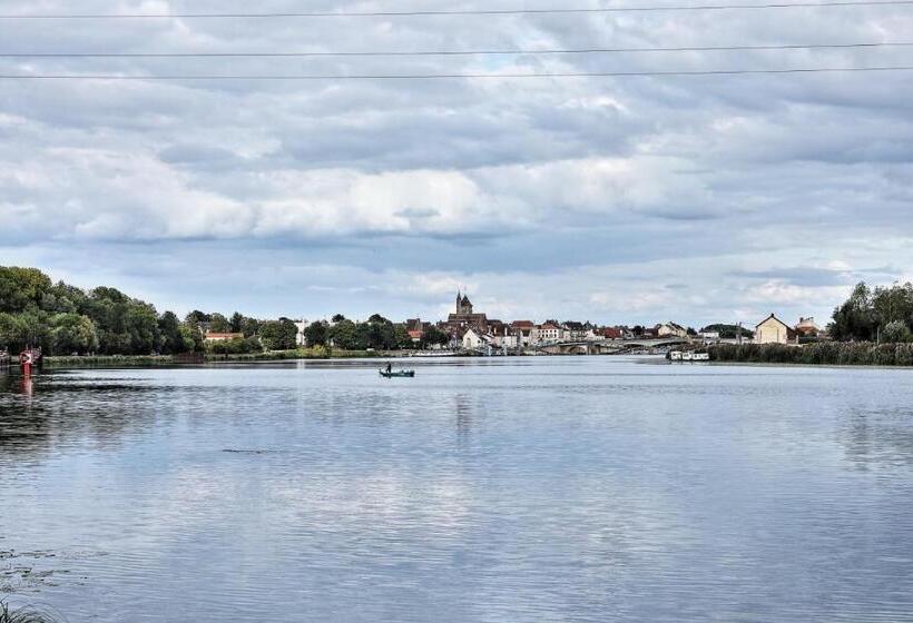 Номер Стандарт с Балконом, Les Chambres De La Cotinière   Bord De Saône   St Jean De Losne