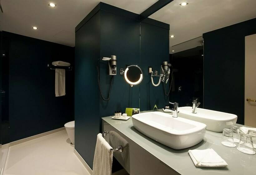 Quarto Familiar Comunicado, Tivoli Oriente Lisboa