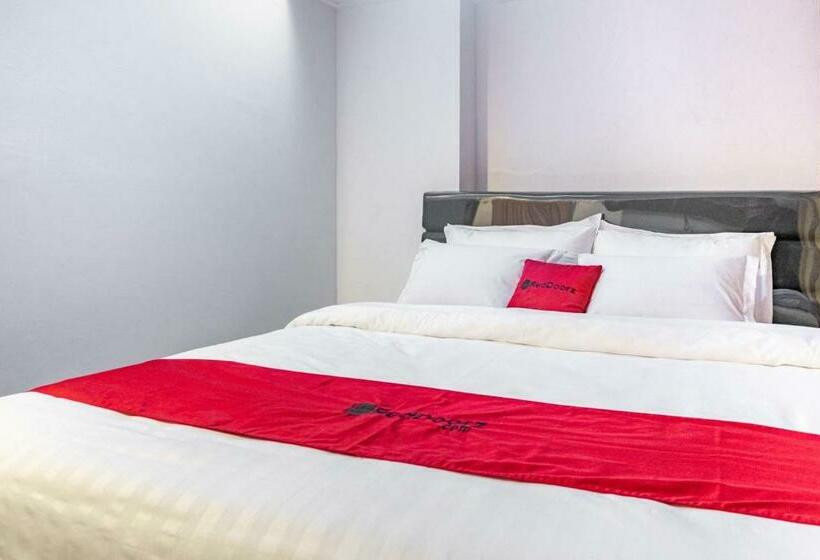 Номер Стандарт, Reddoorz Near Manhattan Times Square Medan 2