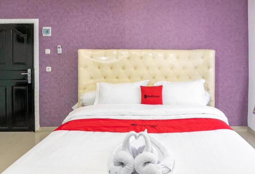 Номер Deluxe, Reddoorz Near Manhattan Times Square Medan 2