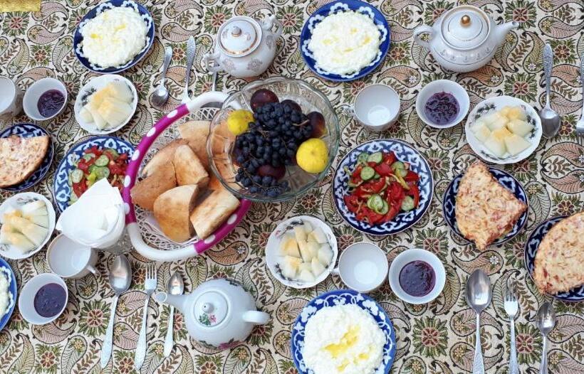تختخواب در اتاق مشترک, Bobo Haydar Guest House