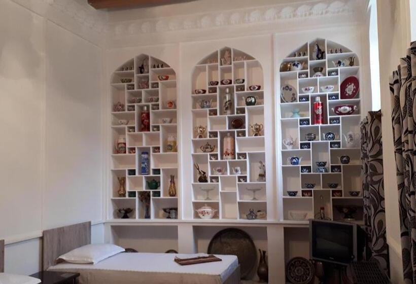 تختخواب در اتاق مشترک, Bobo Haydar Guest House