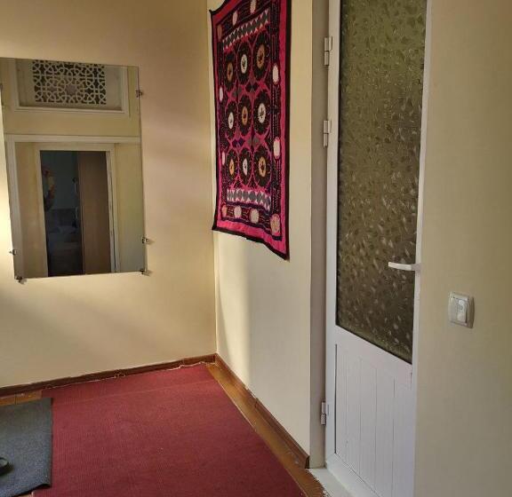 تختخواب در اتاق مشترک, Bobo Haydar Guest House