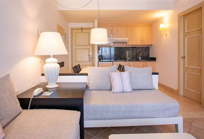 سوییت با چشم‌انداز استخر, Grupotel Macarella Suites & Spa