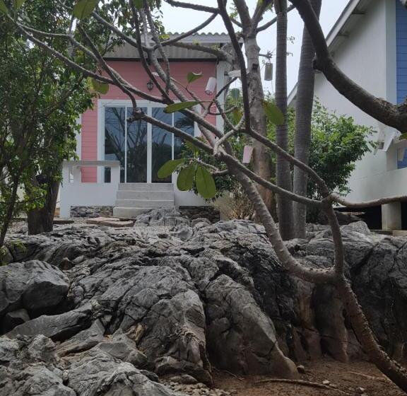 بانگلوی استاندارد, Charlie S Bungalows