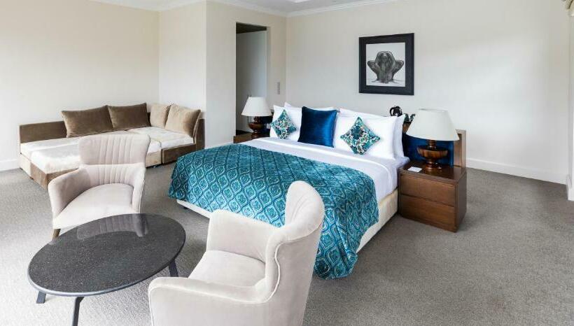 Suite with lake view, Villa Serenity