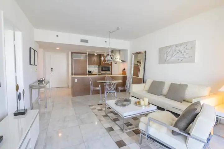 带露台的小型套房, Icon Brickell Residences