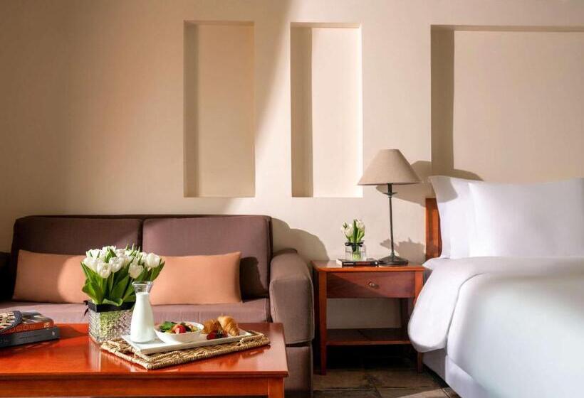 اتاق سوپریور با چشم‌انداز استخر, Novotel Bahrain Al Dana Resort