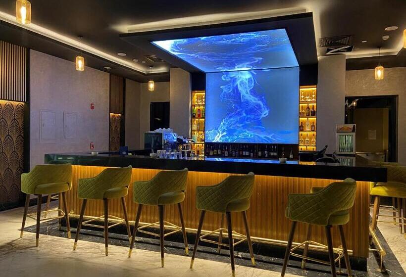 سوییت جونیور با چشم‌انداز استخر, Mövenpick Hotel Cairo   Media City
