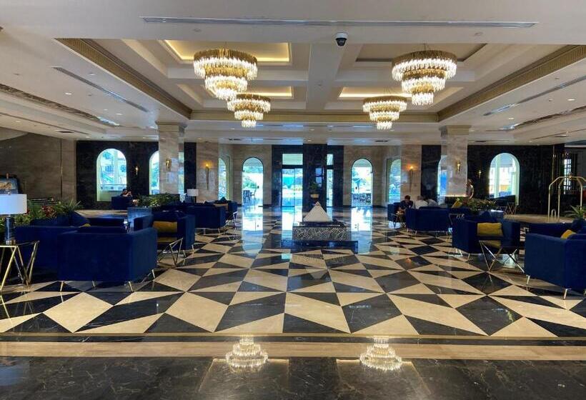 اتاق استاندارد با چشم‌انداز استخر, Mövenpick Hotel Cairo   Media City