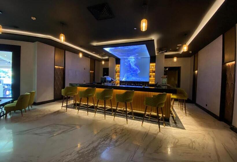 اتاق استاندارد با چشم‌انداز استخر, Mövenpick Hotel Cairo   Media City