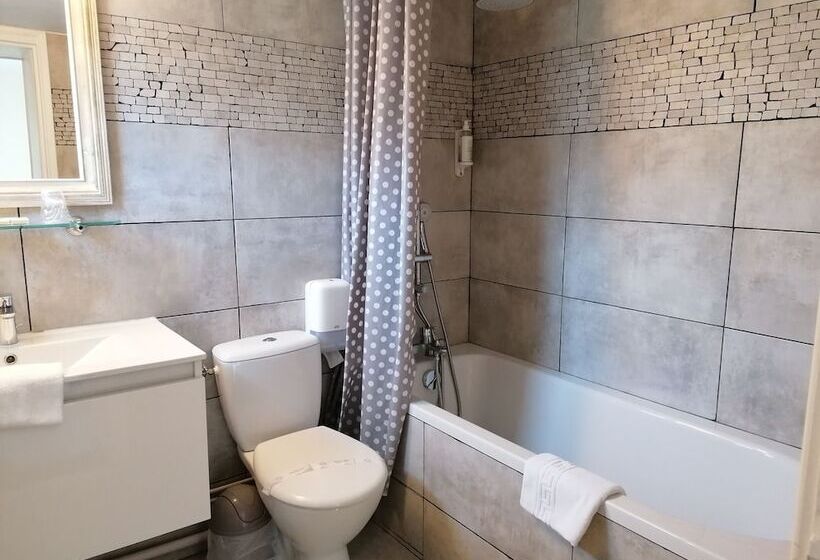 Четырехместный Номер Стандарт, Logis Hôtel Louise De Savoie