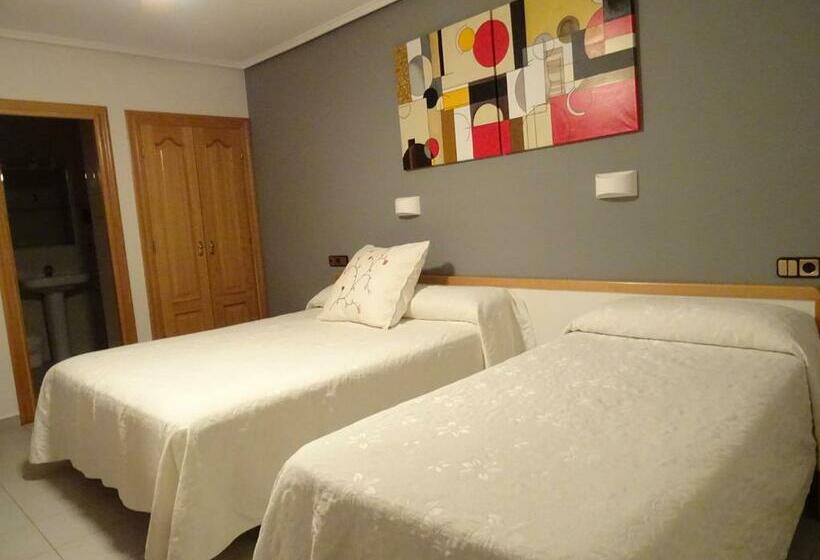 스탠다드 트리플 룸, Hostal Pirineos Ainsa