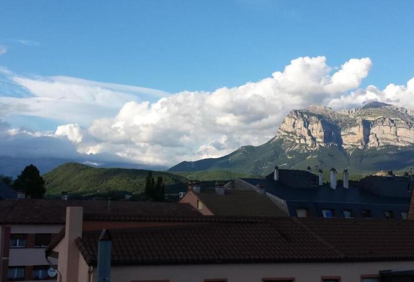 스탠다드 룸 산 전망, Hostal Pirineos Ainsa