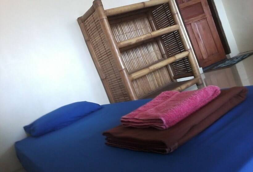 Кровать в Общей Комнате, East Lombok Dive Hotel   Hostel