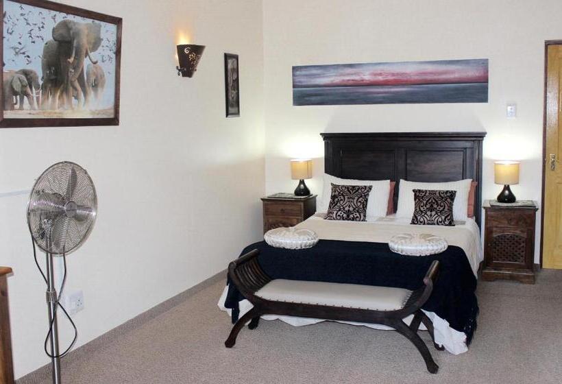 Номер Стандарт Вид на Бассейн, Cheetah Lodge Guest House