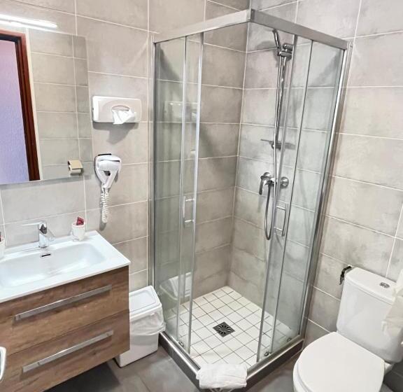 经济型三人房间, Hôtel Du Cheval Blanc Barcelonnette
