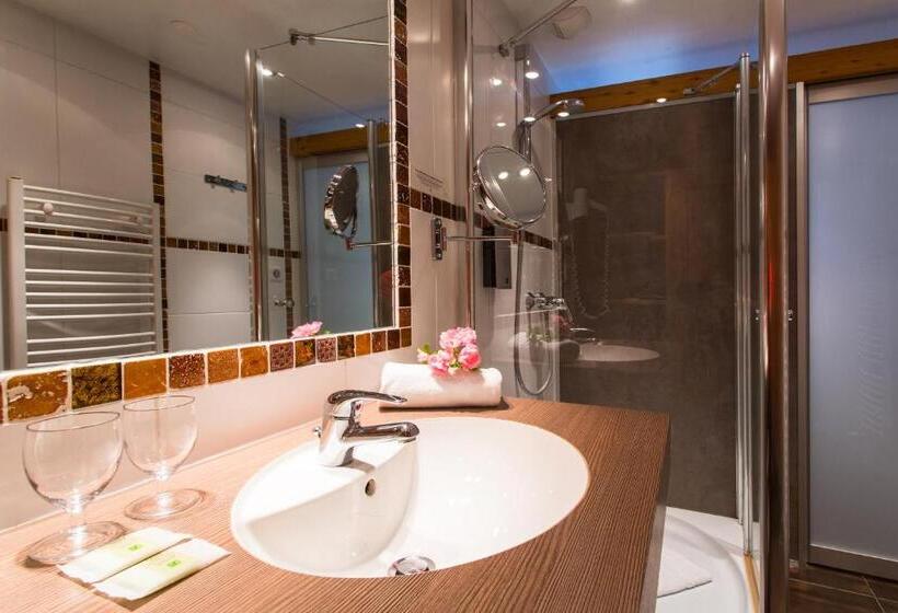 Трехместный Номер Комфорт, Logis Hôtel Les Peupliers