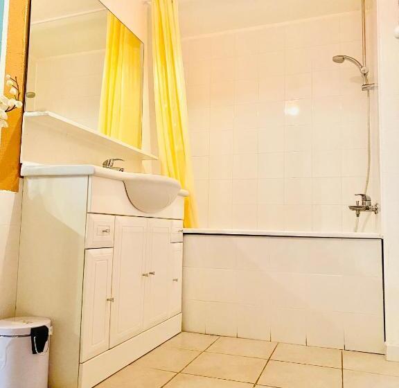 Номер Стандарт Вид на Сад, Reims Sherpa Guest House