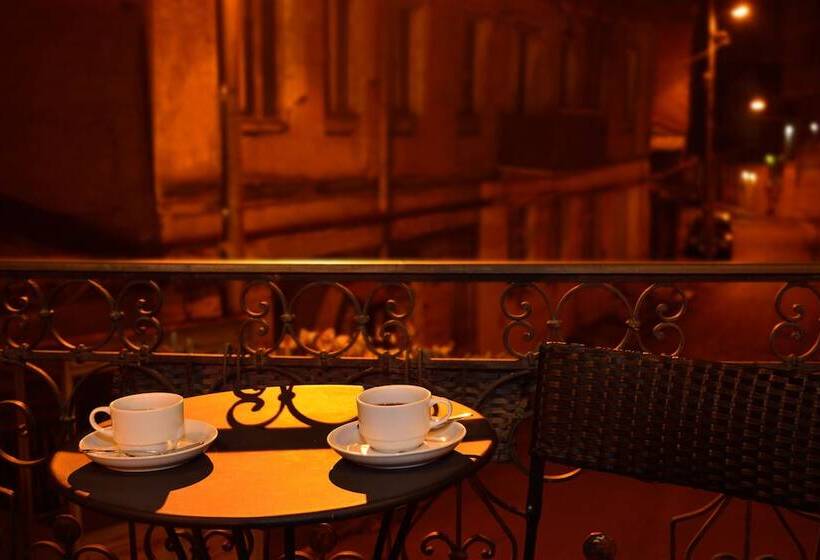 اتاق خانوادگی, Boutique Hotel Villa Mtiebi